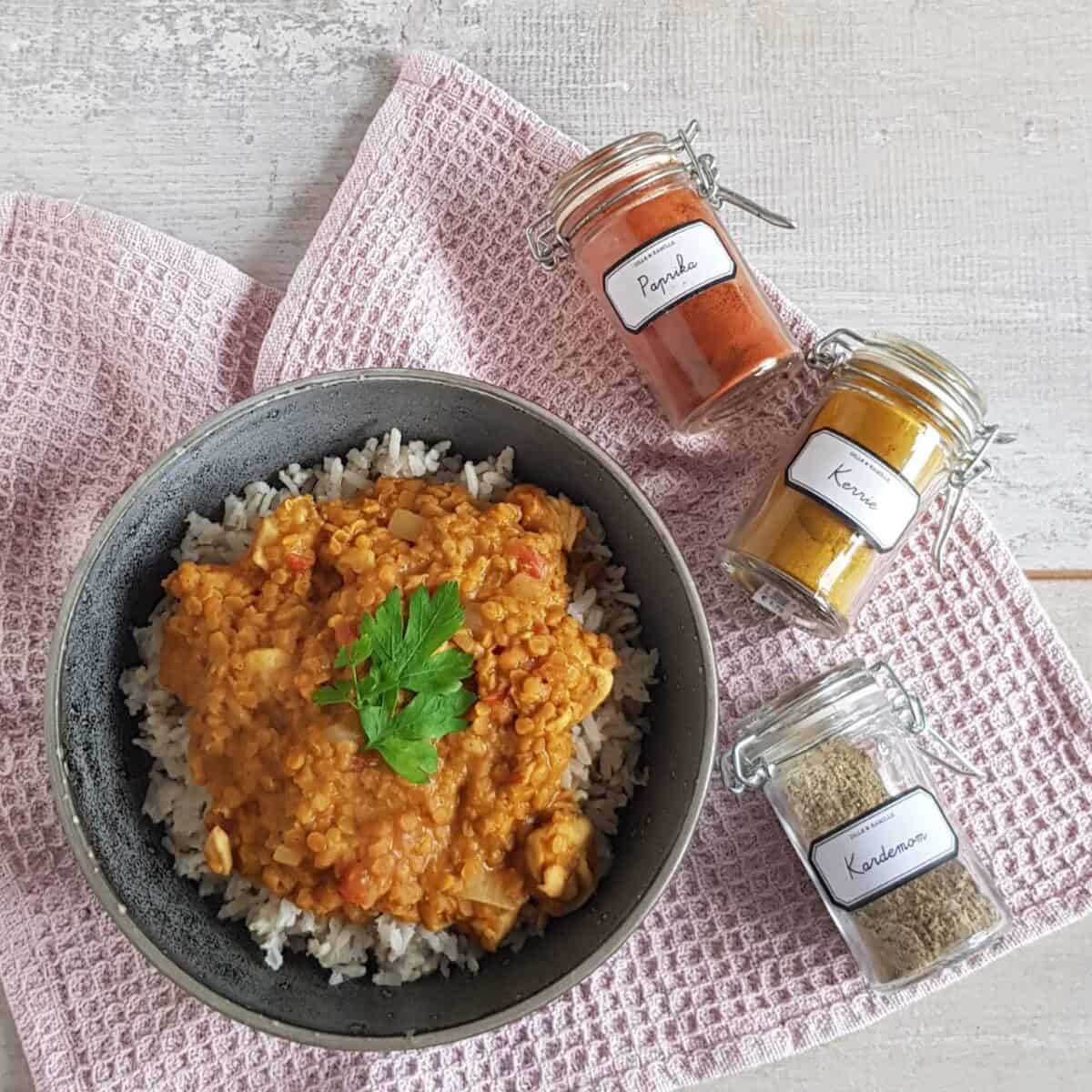 Indiase dahl met kip en kokos