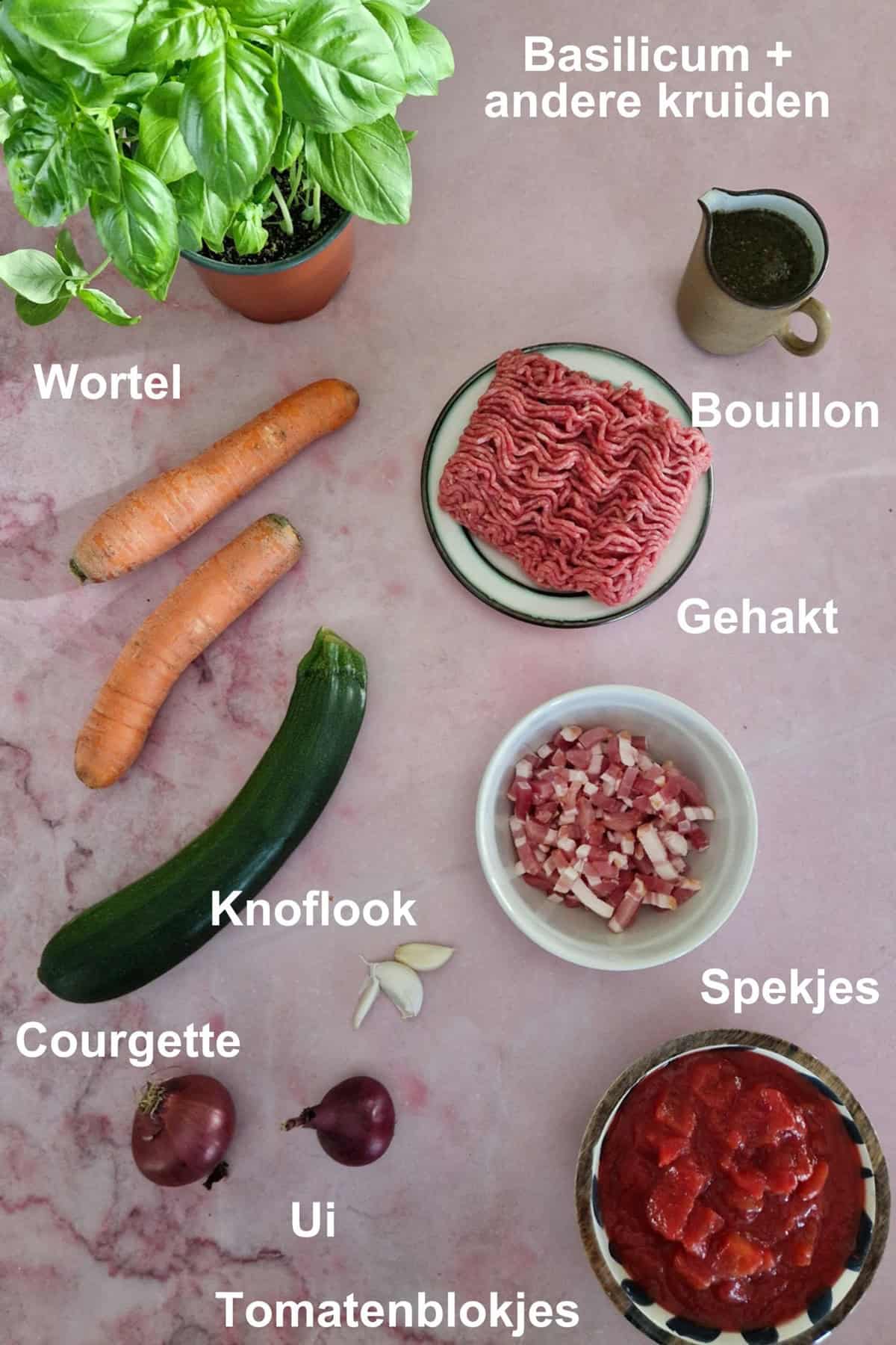 De ingrediënten voor bolognesesaus of gehaktsaus met groenten.