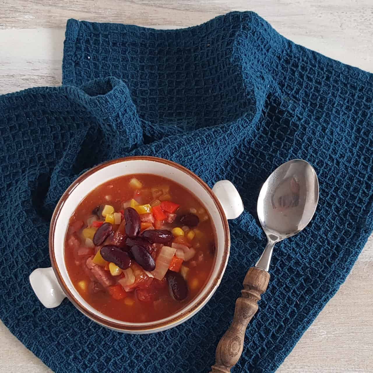 Mexicaanse bonensoep, de soep is goed gevuld met peulvruchten en diverse groenten zoals mais, paprika en ui.