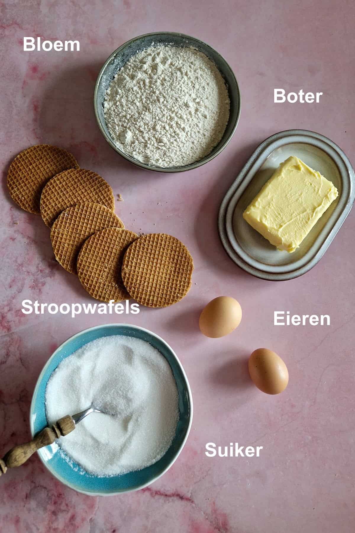 De ingrediënten voor het stroopwafel boterkoek recept: bloem, boter, stroopwafels, eieren en suiker.