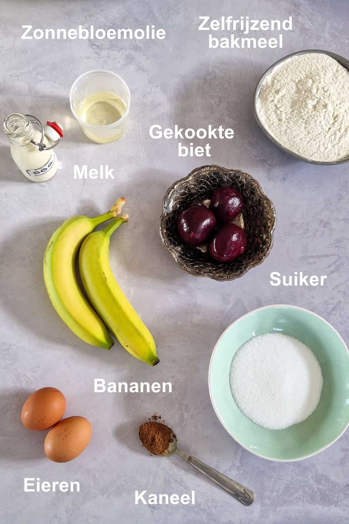 De ingrediënten om bietencake te maken, uitgestald op een wit-marmeren ondergrond.