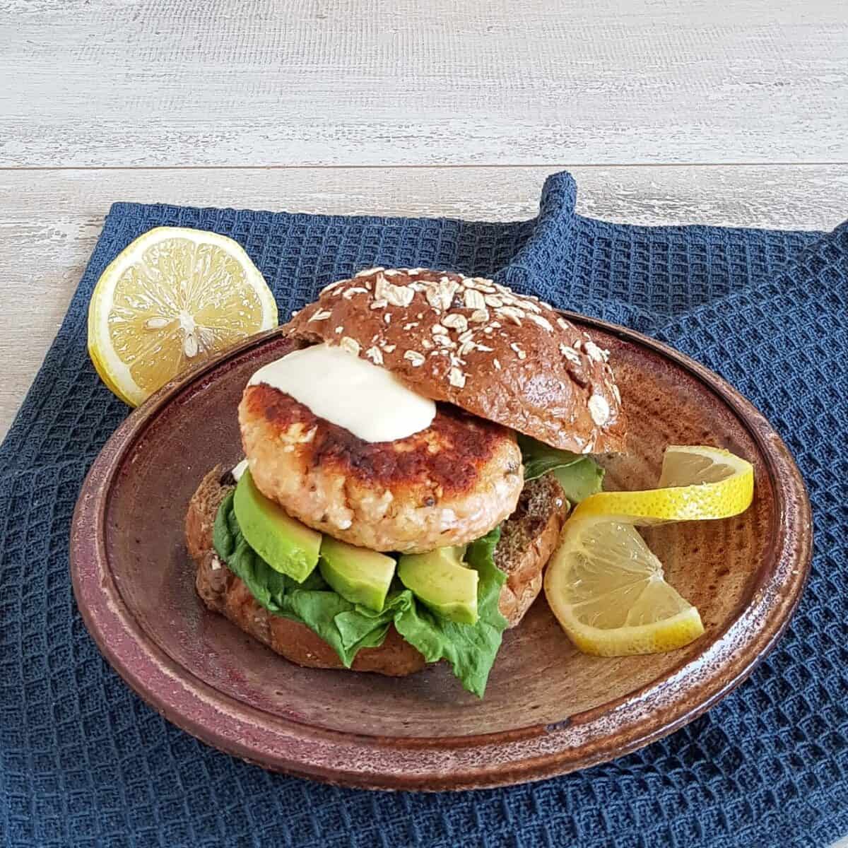 Zalmburgers met citroen