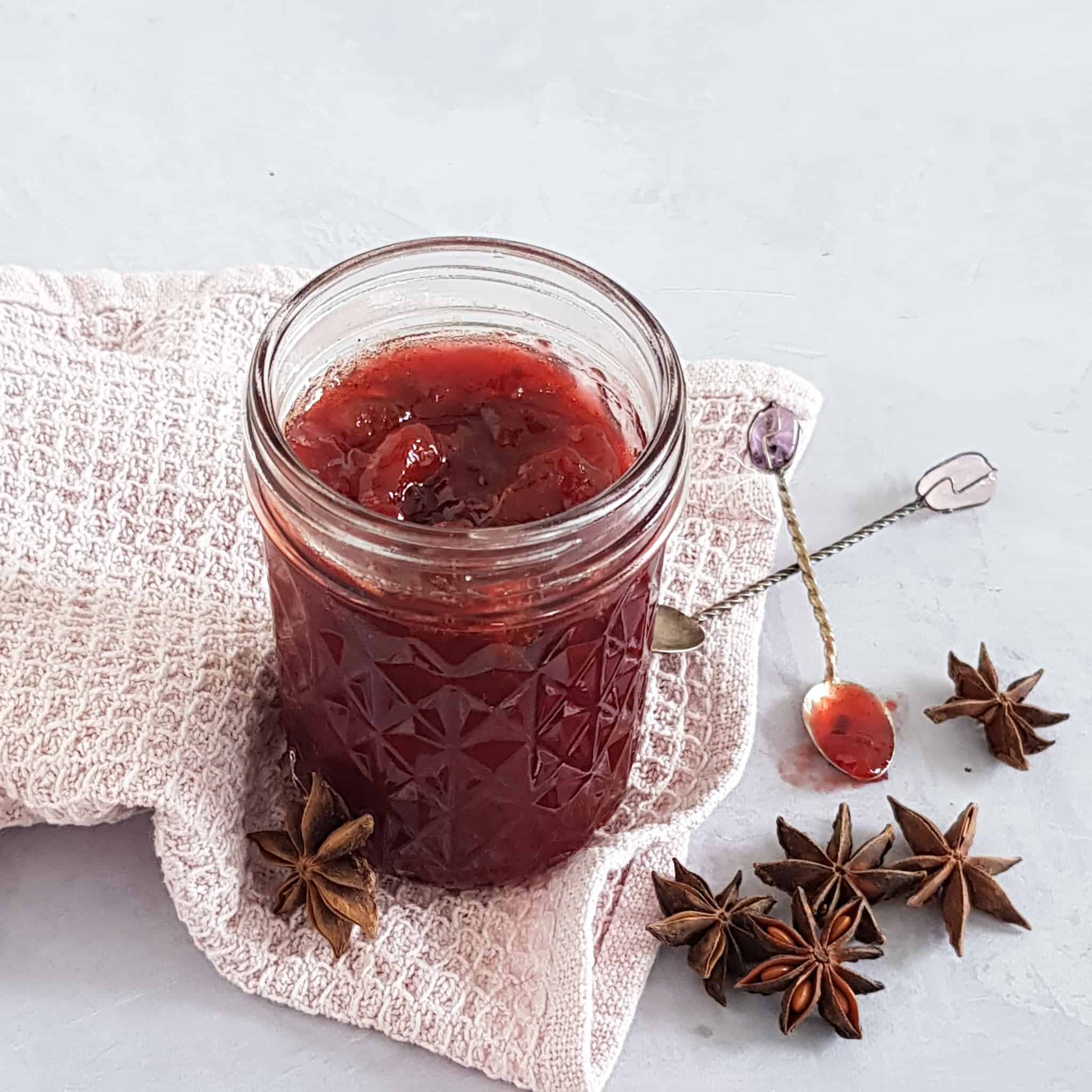 Pruimenjam recept, de jam zit in een glazen potje en is omringd met steranijs, de smaakmaker in dit recept.