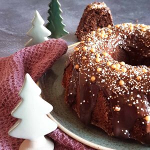 Chocoladetulband met een frosting van chocolade, bestrooid met sprinkles.