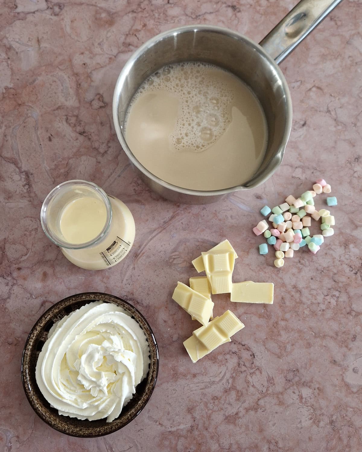 De ingrediënten om witte chocomel te maken.