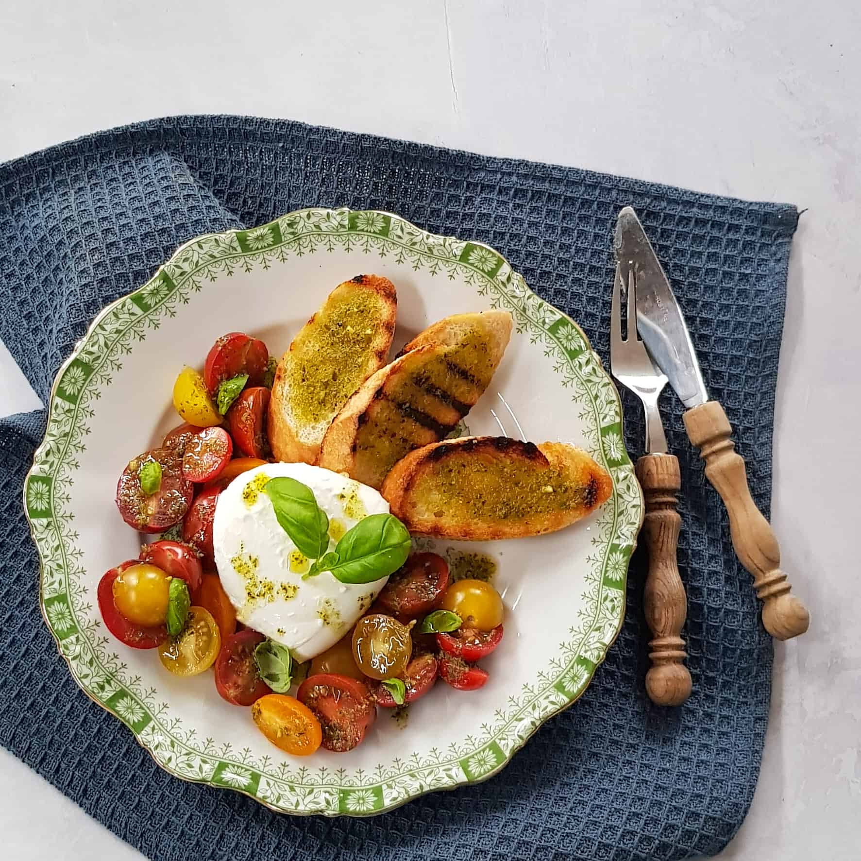 mozzarellasalade met knoflookbrood