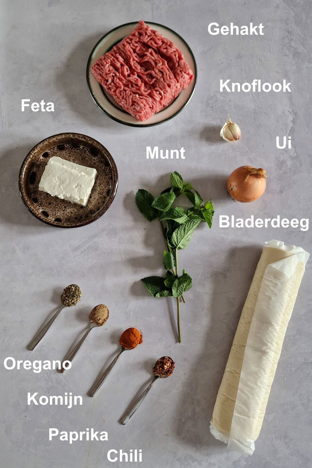 De ingrediënten om pide met gehakt en feta te maken.