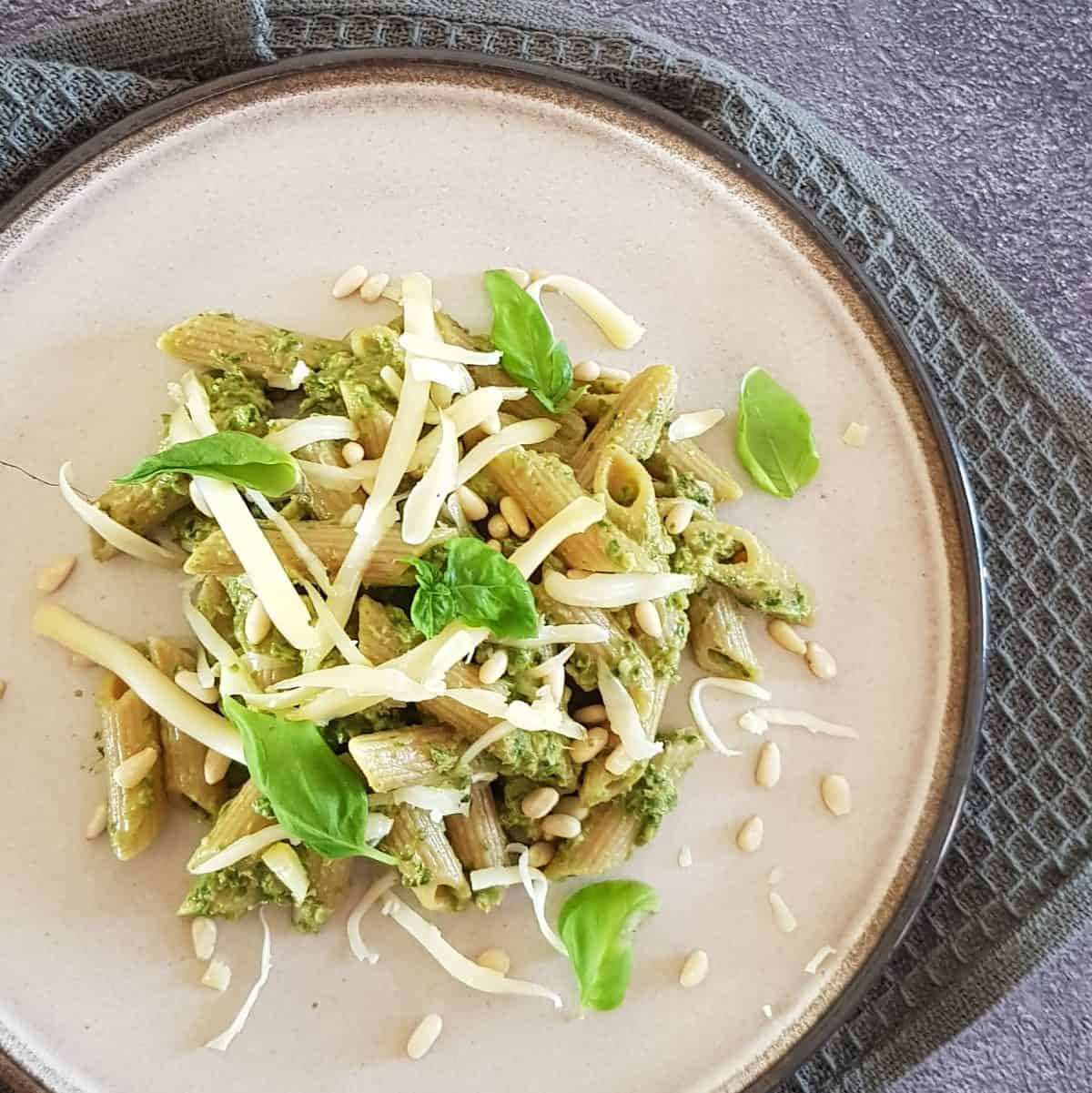 Pasta met snijbiet, flinters parmezaanse kaas en verse basilicum.