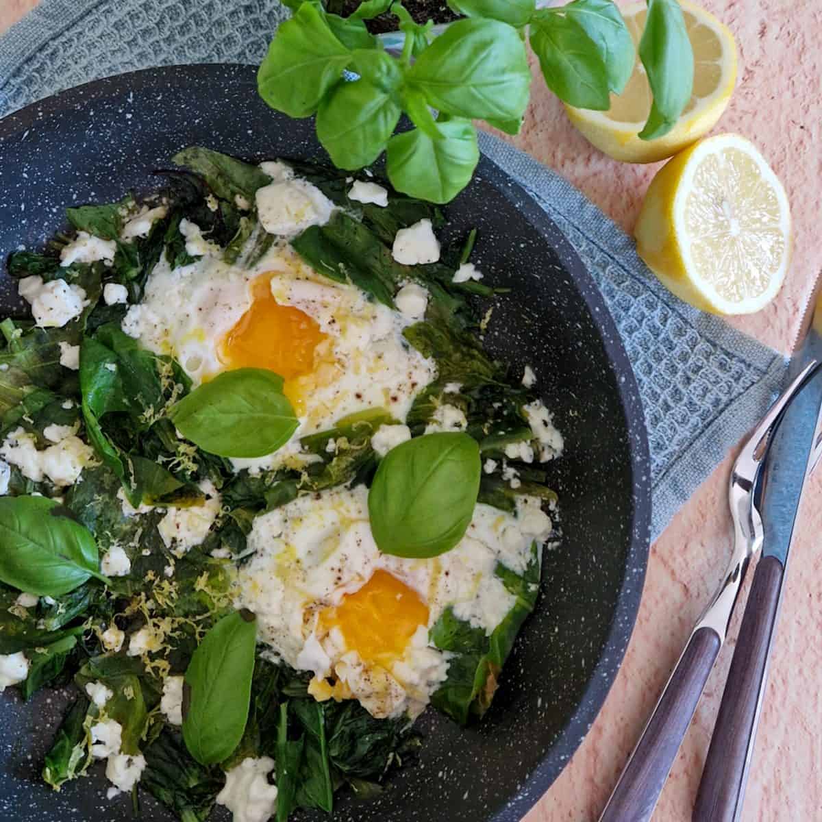Snijbiet shakshuka: de eieren zijn opengemaakt zodat de nog deels vloeibare binnenkant zichtbaar wordt.