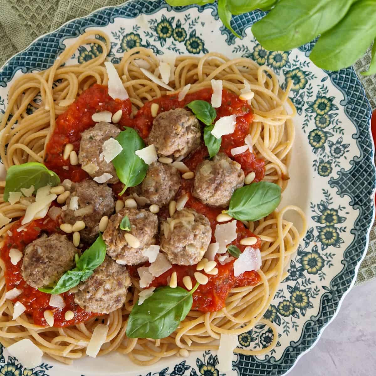 spaghetti met gehaktballen in tomatensaus