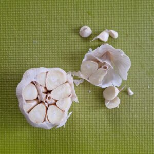 Knoflook roosteren, stap 1: snijd de bovenkant van de bol knoflook af.