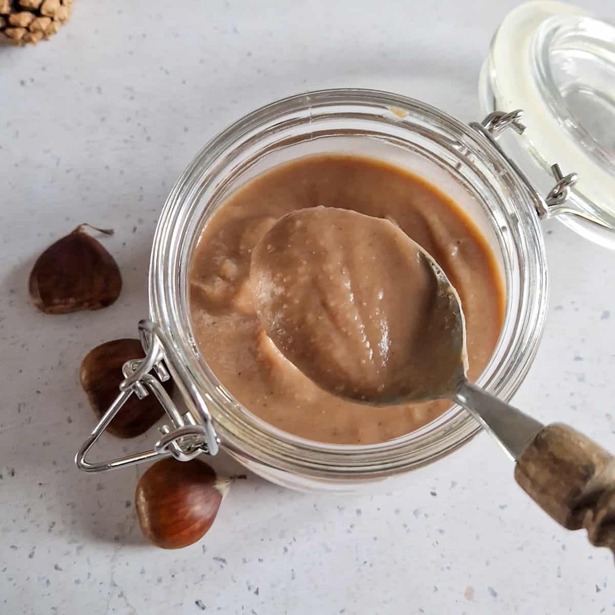 Bovenaanzicht van een weckpot gevuld met crème de marrons.