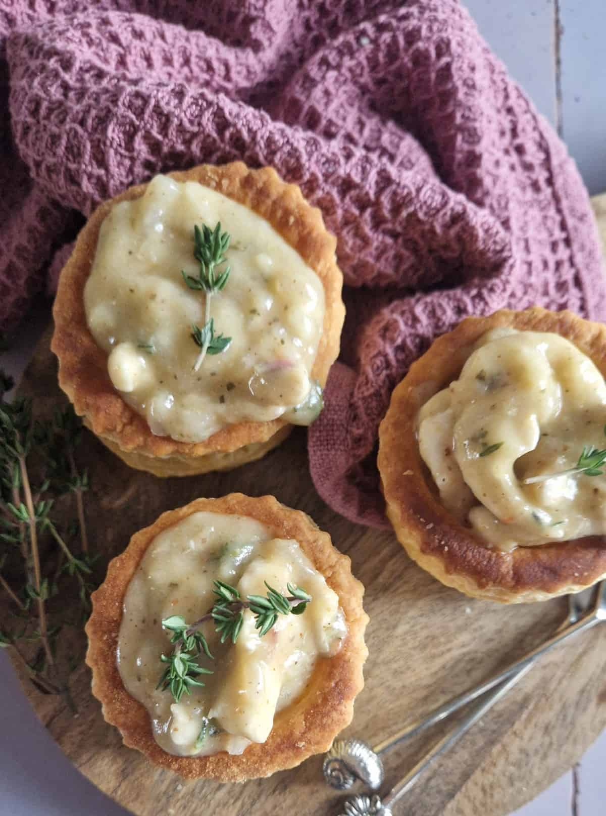 Drie koninginnepasteitjes met kipragout zonder champignons.
