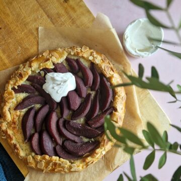 Bovenaanzicht van een stoofpeer galette, gegarneerd met mascarpone.
