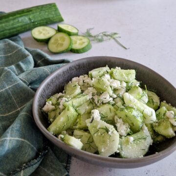 Een kom met komkommersalade met dille en feta.