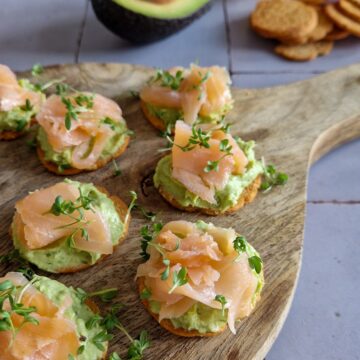 Doperwtenspread recept: de spread is op toastjes gesmeerd en gegarneerd met gerookte zalm en waterkers.