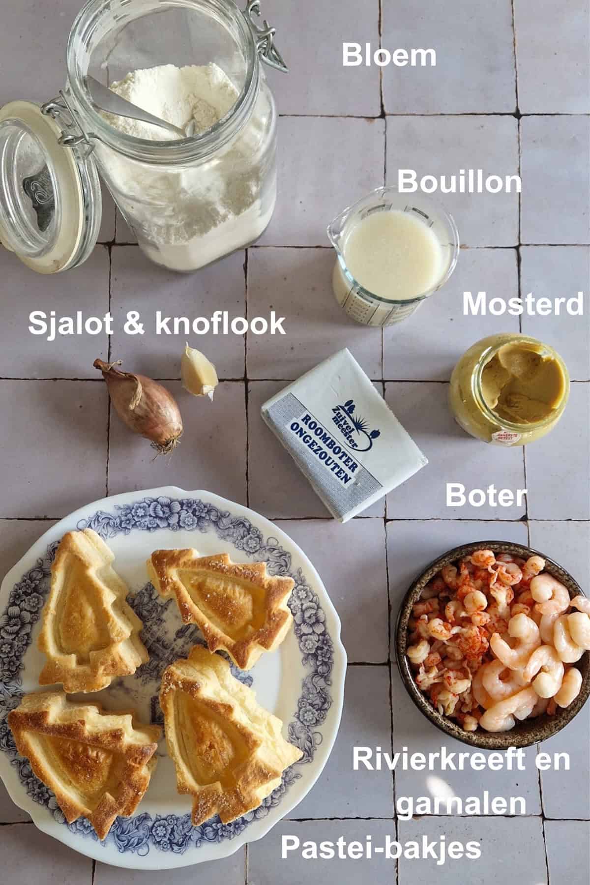 De ingrediënten om garnalen ragout te maken: bloem, bouillon, mosterd, boter, sjalot, knoflook, garnalen en rivierkreeftjes.