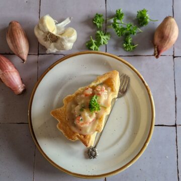 Luxe voorgerecht - pasteitjes met ragout van garnalen en rivierkreeft, op een bordje.