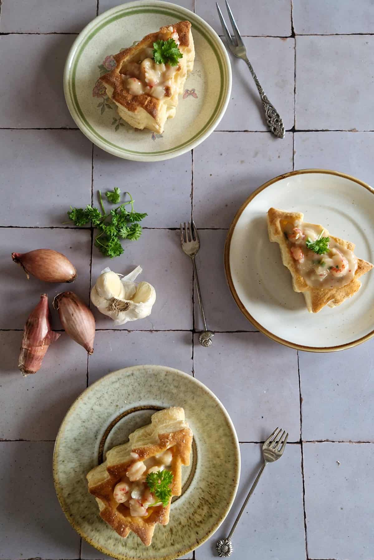 Voorgerecht met rivierkreeft - drie bordjes met pasteitjes, gevuld met ragout van rivierkreeft en garnalen.