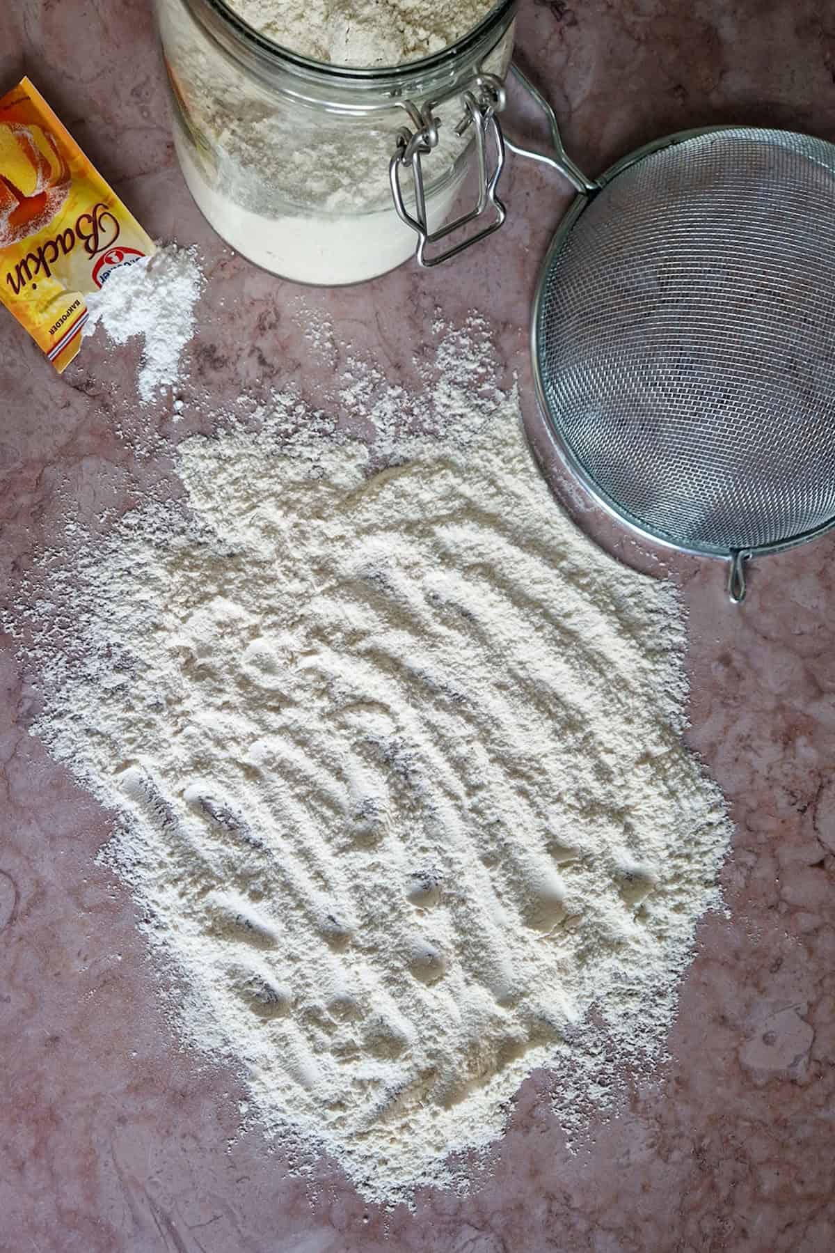 Zelfrijzend bakmeel maken van bloem en bakpoeder.