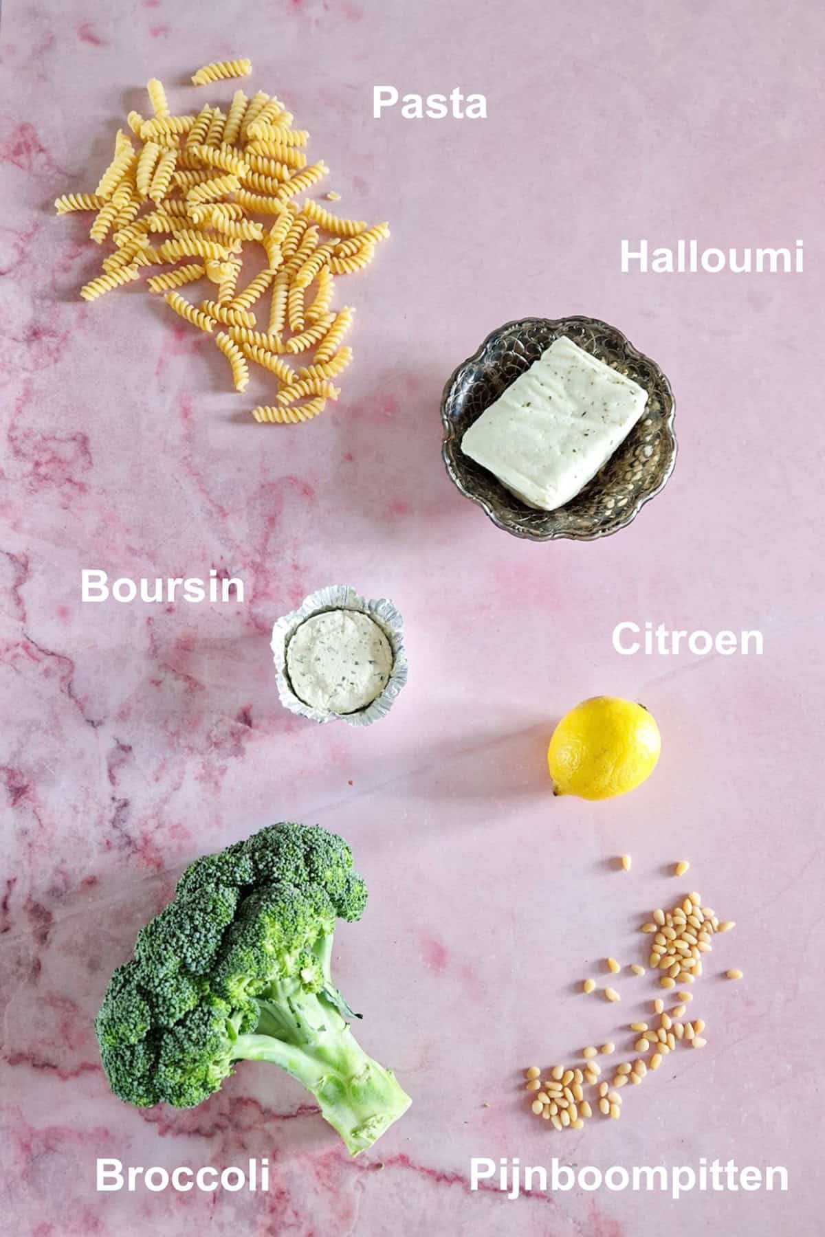 De ingrediënten om halloumi pasta met boursin te maken: pasta, halloumi, boursin, citroen, pijnboompitten en broccoli.