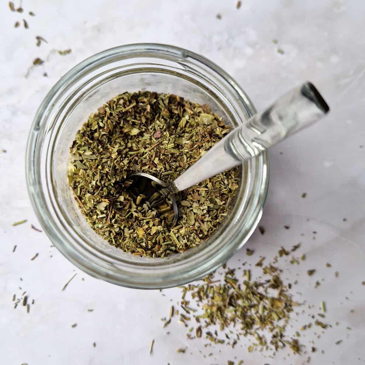 Een potje zelfgemaakte Italiaanse kruidenmix, gemaakt van een mix van zes gedroogde kruiden.