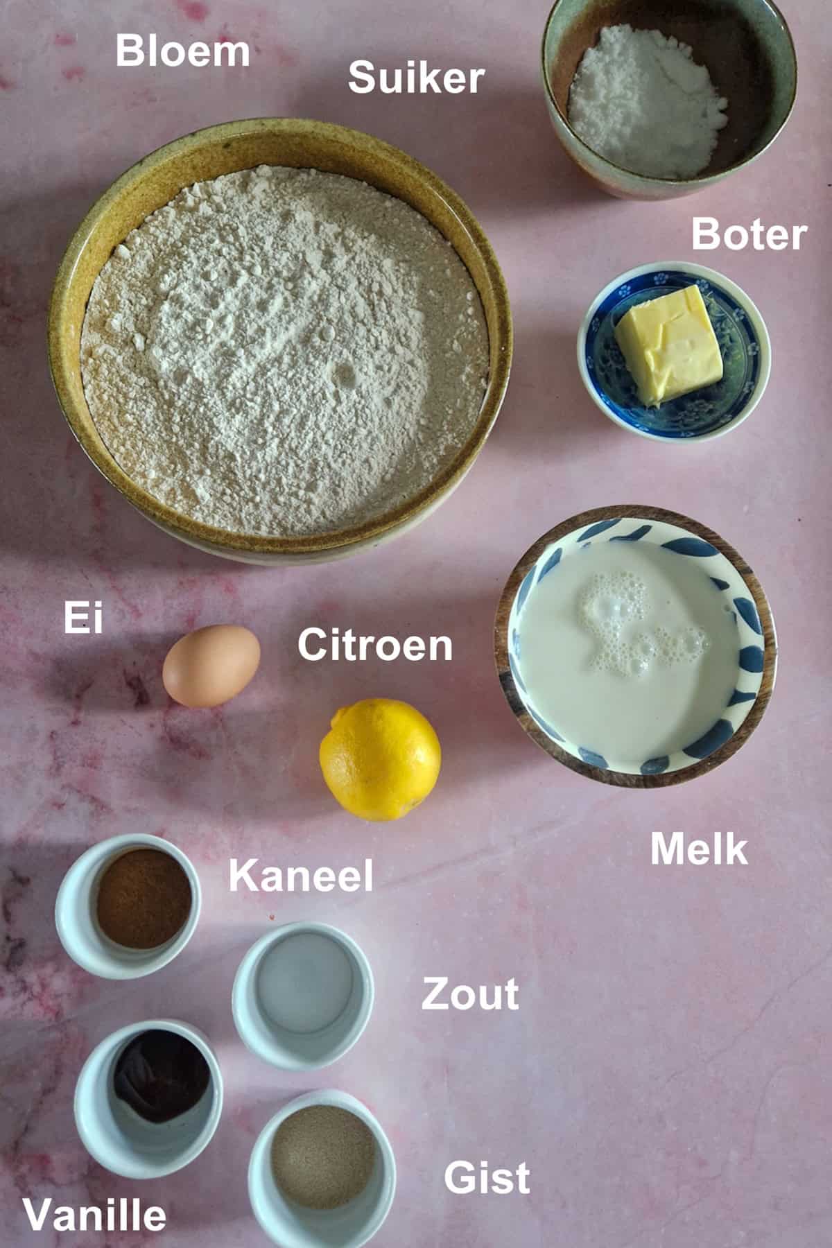 De ingrediënten om zelf duivekater te maken, uitgestald op een lichtroze ondergrond.