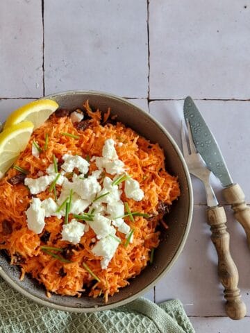 Eén van de recepten met wortel uit dit verzamel-artikel met wortel recepten: een frisse wortelsalade met veel feta.