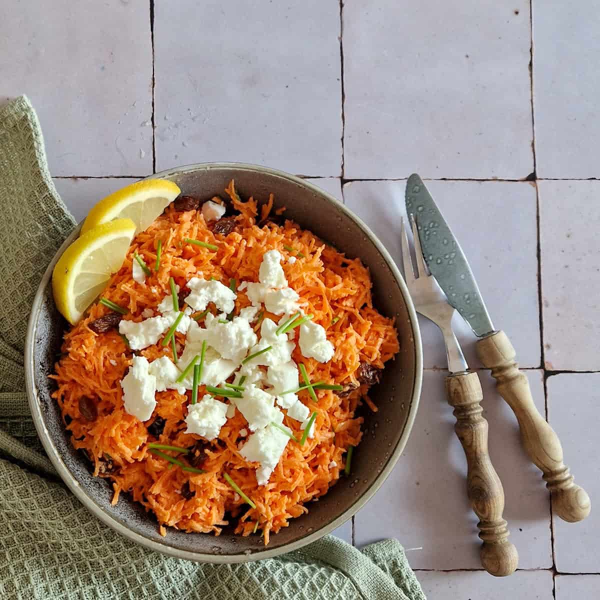 Eén van de recepten met wortel uit dit verzamel-artikel met wortel recepten: een frisse wortelsalade met veel feta.