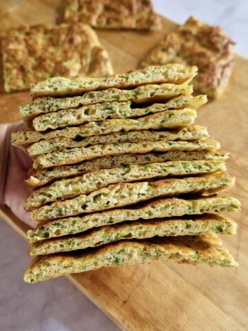 Een stapel courgettebrood, van opzij gezien. Het dunne platbrood zorgt voor een grote stapel.