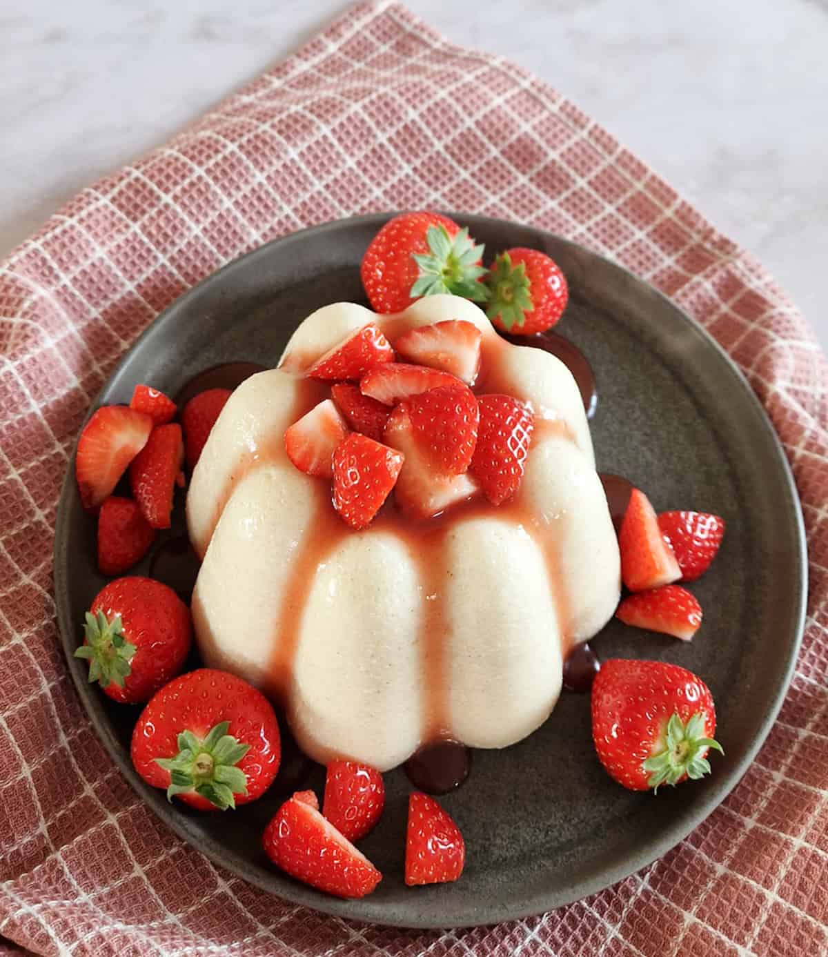 Bovenaanzicht van een griesmeelpudding met aardbeien.