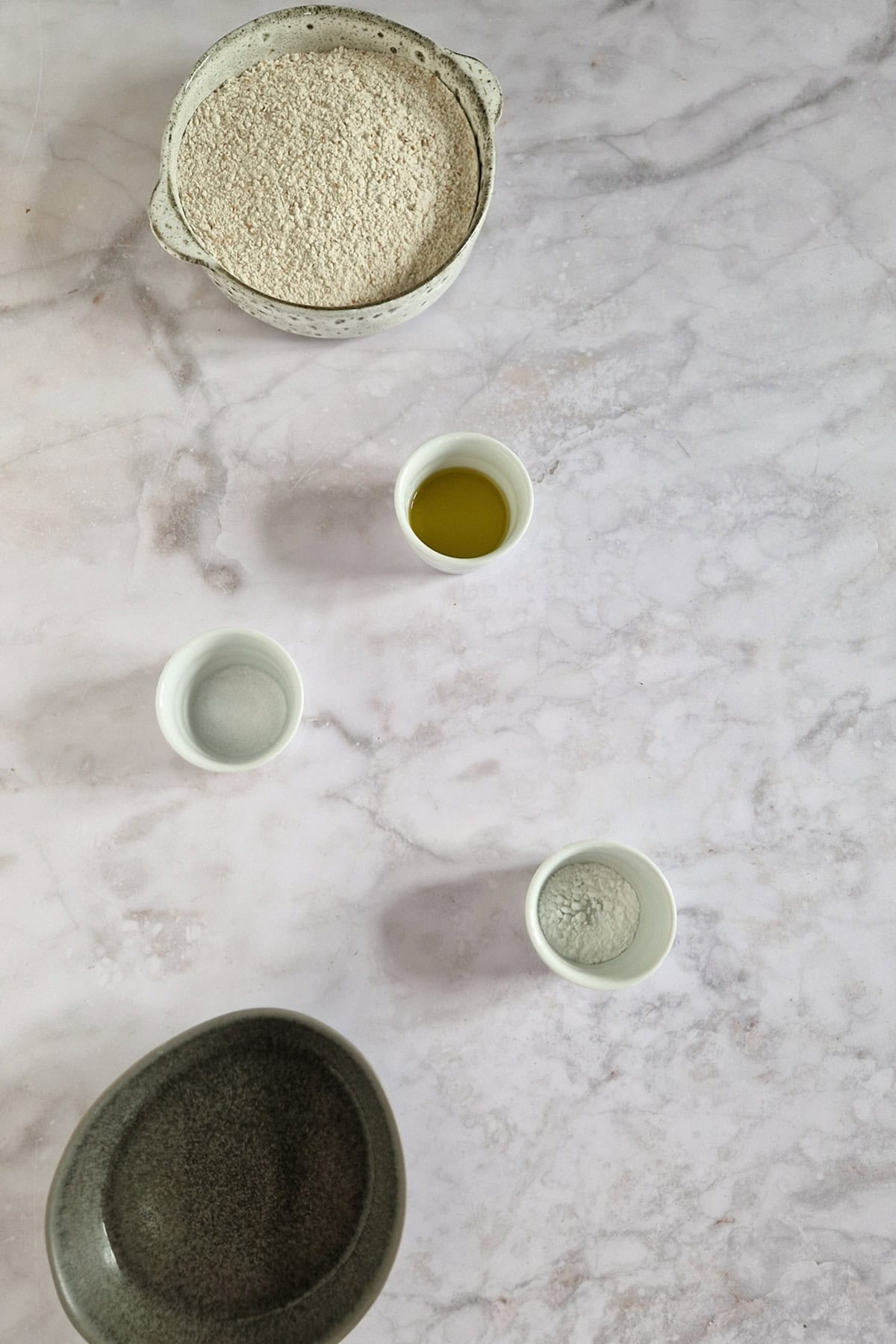 De ingrediënten om zelf volkoren wraps te maken.