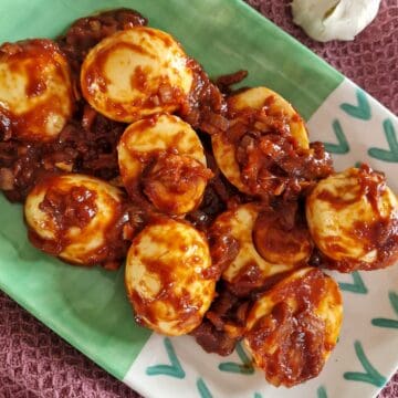 Een close-up van een bord gevuld met sambal goreng telor.