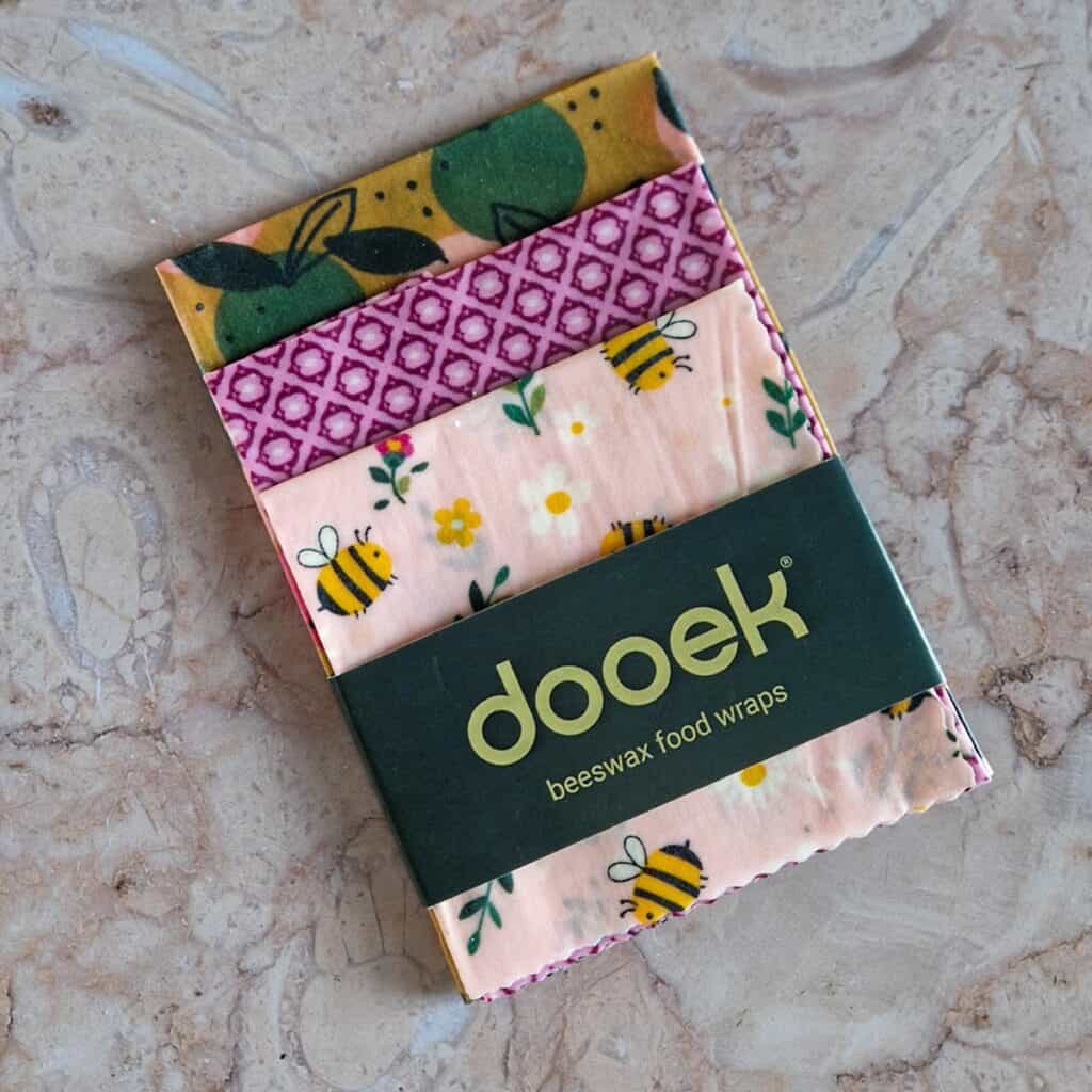 Een pak met bijenwasdoeken van het merk Dooek.