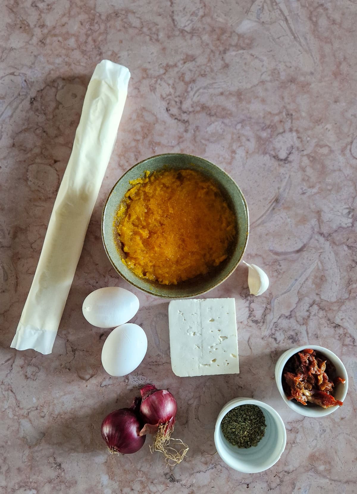 De ingrediënten om pompoen plaattaart te maken.