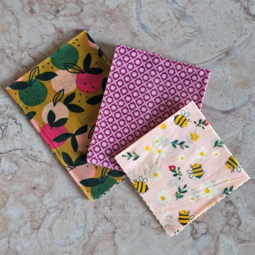 Een startersset van drie bijenwasdoeken met verschillende prints.