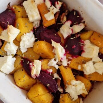 Close-up van een pompoen ovenschotel met feta en bietjes.