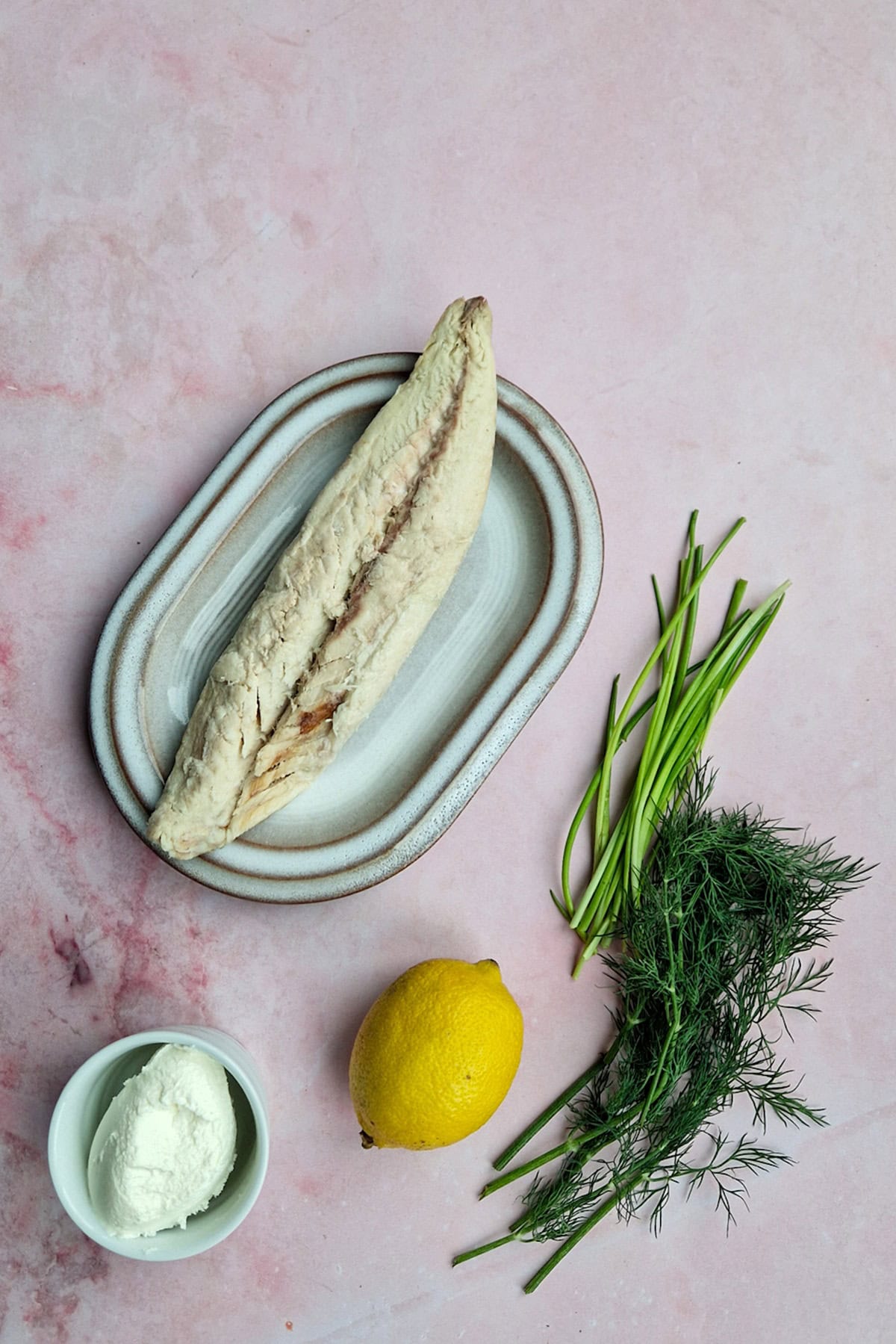 De ingrediënten om zelf makreelsalade te maken.