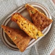 Drie stukken maisbrood met cheddar en jalapeno. Het maisbrood is in punten gesneden.