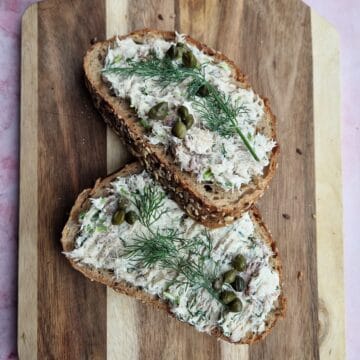 Twee boterhammen met zelfgemaakte makreelsalade, gegarneerd met verse dille en kappertjes.