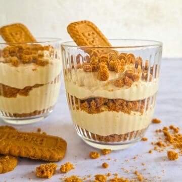 Twee glazen gevuld met een Lotus toetje, bestaande uit laagjes Lotus speculoos kruimels en een mousse met speculoos. In de glazen is een Lotus koekje gestoken.