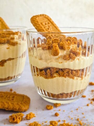 Twee glazen gevuld met een Lotus toetje, bestaande uit laagjes Lotus speculoos kruimels en een mousse met speculoos. In de glazen is een Lotus koekje gestoken.